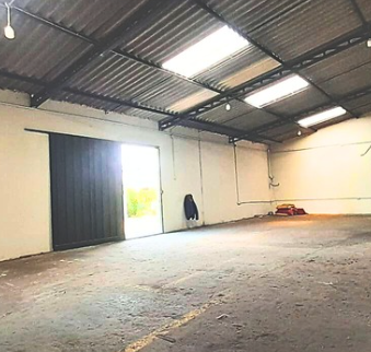 Renta de galpón con oficinas en Calderón